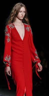 Monique Lhuillier pist gösteri