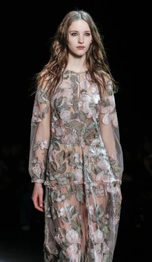 Monique Lhuillier pist gösteri