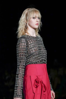 Monique Lhuillier pist gösteri