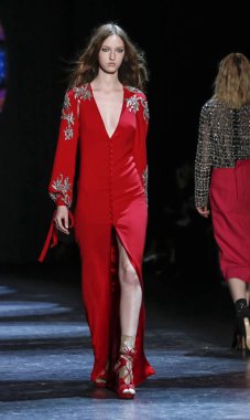 Monique Lhuillier pist gösteri