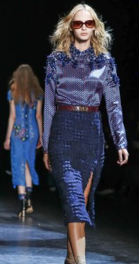 Monique Lhuillier pist gösteri