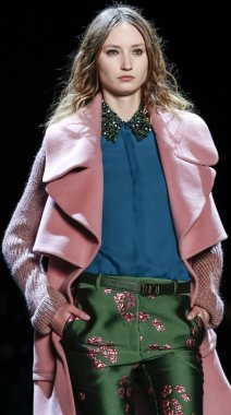 Monique Lhuillier pist gösteri