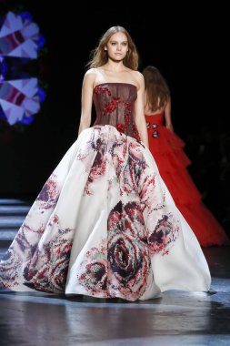 Monique Lhuillier pist gösteri