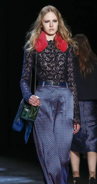 Monique Lhuillier pist gösteri