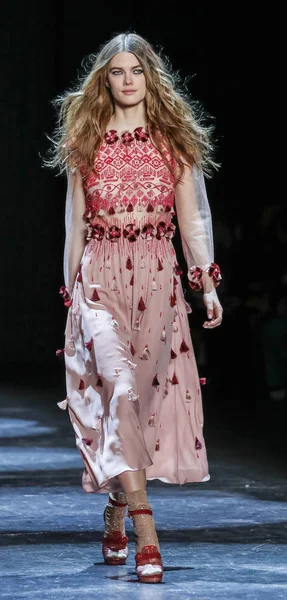 Monique Lhuillier pist gösteri