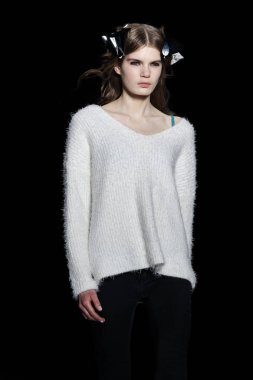 Monique Lhuillier pist gösteri