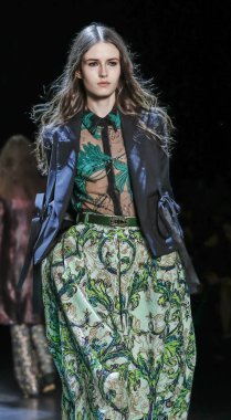 Monique Lhuillier pist gösteri