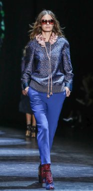 Monique Lhuillier pist gösteri