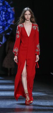 Monique Lhuillier pist gösteri