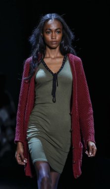 Monique Lhuillier pist gösteri