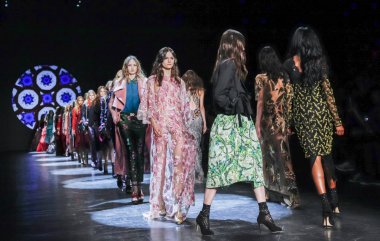 Monique Lhuillier pist gösteri