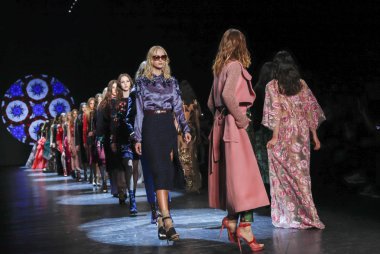 Monique Lhuillier pist gösteri