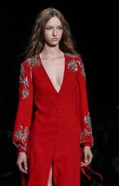 Monique Lhuillier pist gösteri