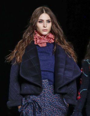 Monique Lhuillier pist gösteri