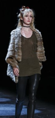 Monique Lhuillier pist gösteri