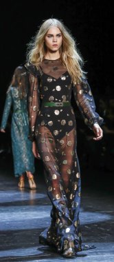 Monique Lhuillier pist gösteri