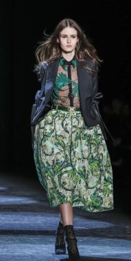 Monique Lhuillier pist gösteri