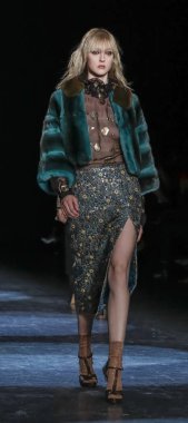 Monique Lhuillier pist gösteri