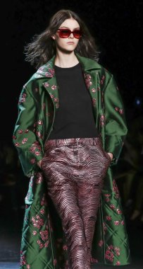 Monique Lhuillier pist gösteri