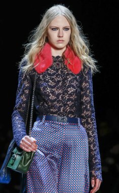 Monique Lhuillier pist gösteri