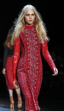 Monique Lhuillier pist gösteri