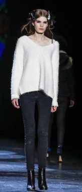 Monique Lhuillier pist gösteri