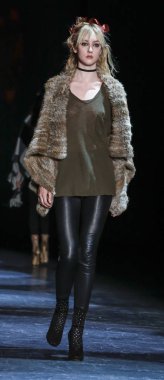 Monique Lhuillier pist gösteri