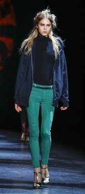 Monique Lhuillier pist gösteri