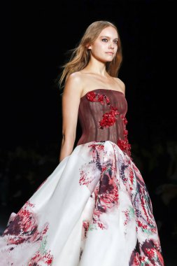 Monique Lhuillier pist gösteri