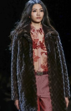 Monique Lhuillier pist gösteri