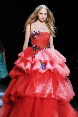 Monique Lhuillier pist gösteri