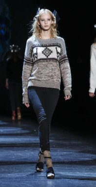 Monique Lhuillier pist gösteri