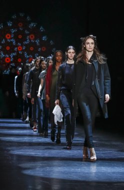 Monique Lhuillier pist gösteri