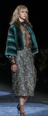 Monique Lhuillier pist gösteri