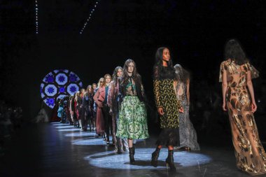 Monique Lhuillier pist gösteri