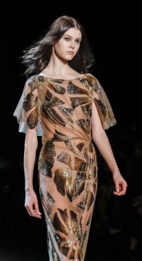 Monique Lhuillier pist gösteri