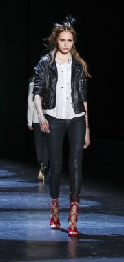 Monique Lhuillier pist gösteri