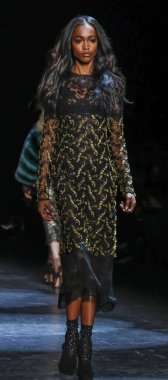 Monique Lhuillier pist gösteri