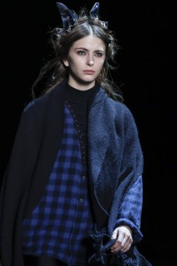 Monique Lhuillier pist gösteri