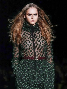 Monique Lhuillier pist gösteri