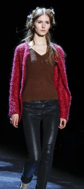 Monique Lhuillier pist gösteri