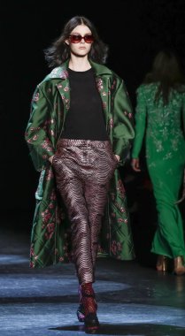 Monique Lhuillier pist gösteri