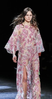 Monique Lhuillier pist gösteri