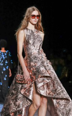 Monique Lhuillier pist gösteri