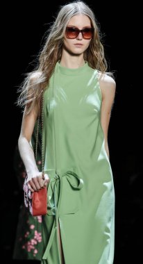 Monique Lhuillier pist gösteri