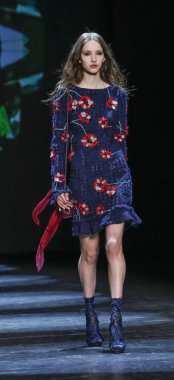 Monique Lhuillier pist gösteri