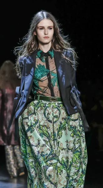 Monique Lhuillier pist gösteri