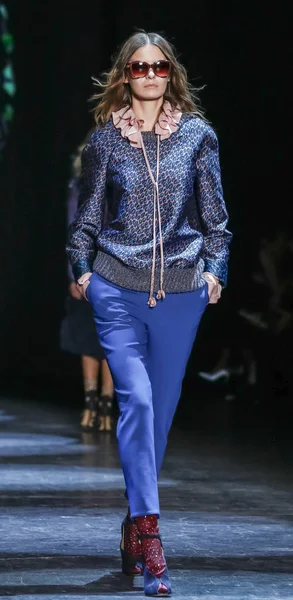 Monique Lhuillier pist gösteri