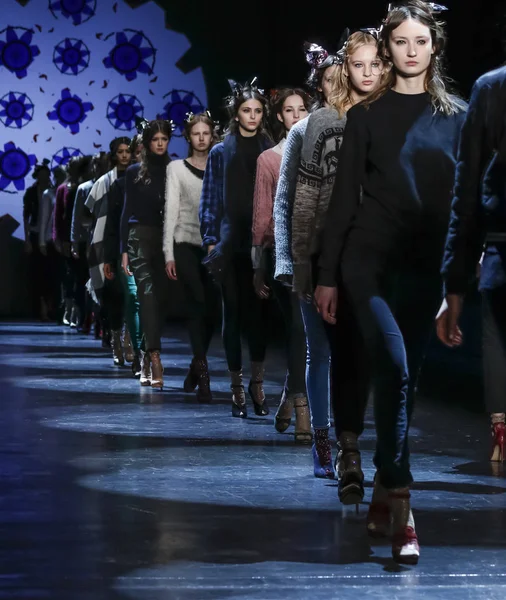 Monique Lhuillier pist gösteri