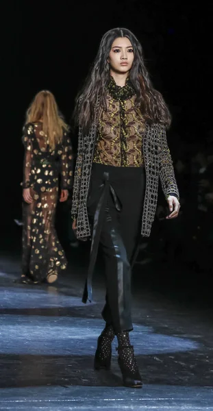 Monique Lhuillier pist gösteri